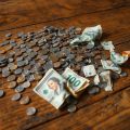 Monede și bancnote în dezordine pe o masă